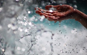 Человек ловит воду рукой