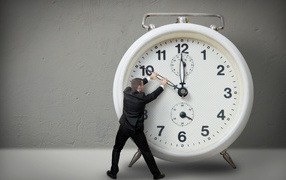 Человек держит стрелку часов