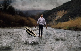 Парень с зонтом в реке