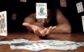 Карта парит над рукой фокусника