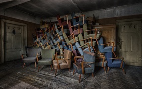 Гора старых кресел