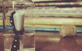 Записка лежит в стеклянной бутылке