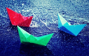 Бумажные кораблики на воде