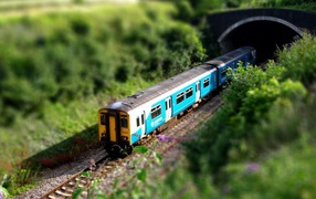 Пассажирский поезд скрывается в тоннеле