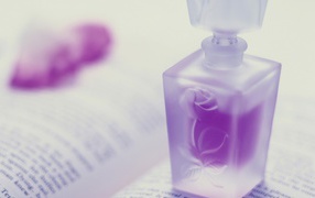 Флакон духов на открытой книге