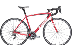 Розовый велосипед на светлом фоне