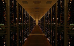 Стойки с серверами в дата центре