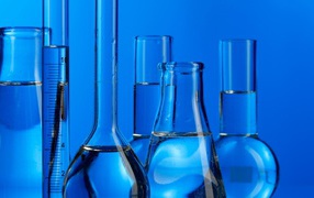 Реактивы в кабинете химии