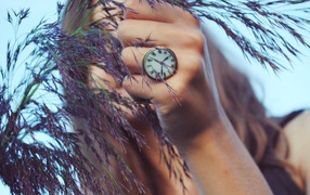 Кольцо в виде часов на руке