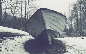 Речная лодка на зимней стоянке