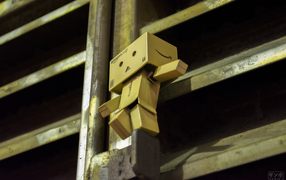 Робот Дандо на решетке вентиляции