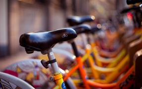 Сиденья велосипедов на стоянке