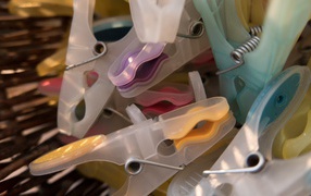 Несколько бельевых прищепок