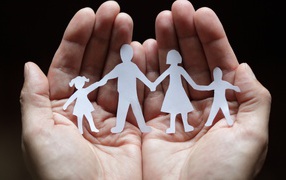 Силуэты из бумаги в руках