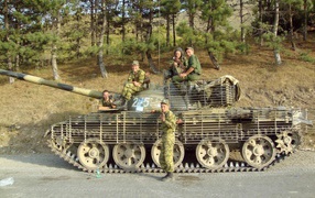 Солдаты на танке