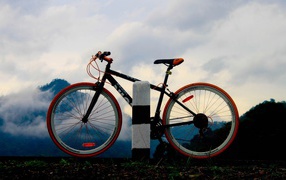 Спортивный велосипед у дорожного столбика