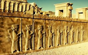 Барельефы на руинах в Иране