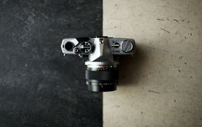 Фотоаппарат на пересечении черного и белого