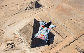 Человек в летательном костюме над пирамидами