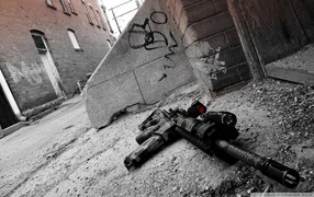 Оружие лежит у стены на улице