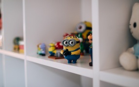 Игрушка Миньон на полке