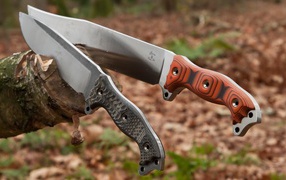 Два охотничьих ножа в пеньке дерева