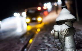 Белый пожарный кран на улице