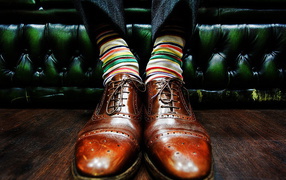 Ноги в коричневых ботинках