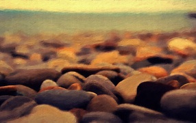 Нарисованная галька на берегу моря