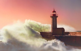 Волны прибоя накатывают на маяк