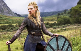 Актриса в роли девушки викинга