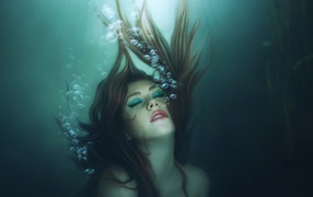 Девушка русалка погружается в воду