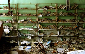 Остатки книг в руинах библиотеки