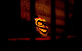 Страшная маска за решеткой