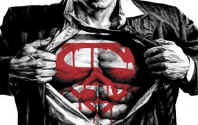 Супермен разрывает костюм на груди