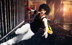 Девушка бежит по стене небоскреба