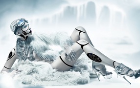 Белый киборг в меховой одежде