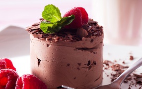 Воздушный шоколадный десерт с малиной