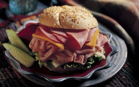 Аппетитный гамбургер с ветчиной