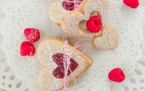 Печенье с малиной и сахарной пудрой