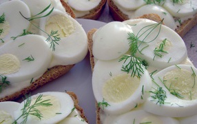 Вареные яйца с хлебом и укропом