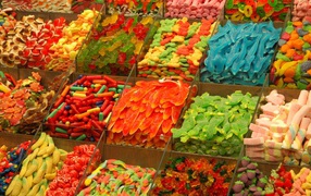 Цукаты и мармелад на полке магазина