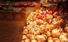 Конфеты на прилавке в магазине