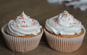 Кексы с кремом и посыпкой