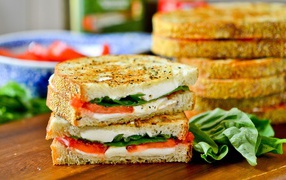 Теплые бутерброды с сыром и овощами