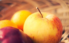 Яблоко и другие фрукты в корзинке
