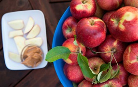 Миска со спелыми красными яблоками