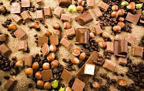Шоколад и орехи на мешковине