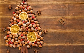Рождественское дерево из орехов и фруктов