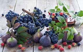 Figs with berries
